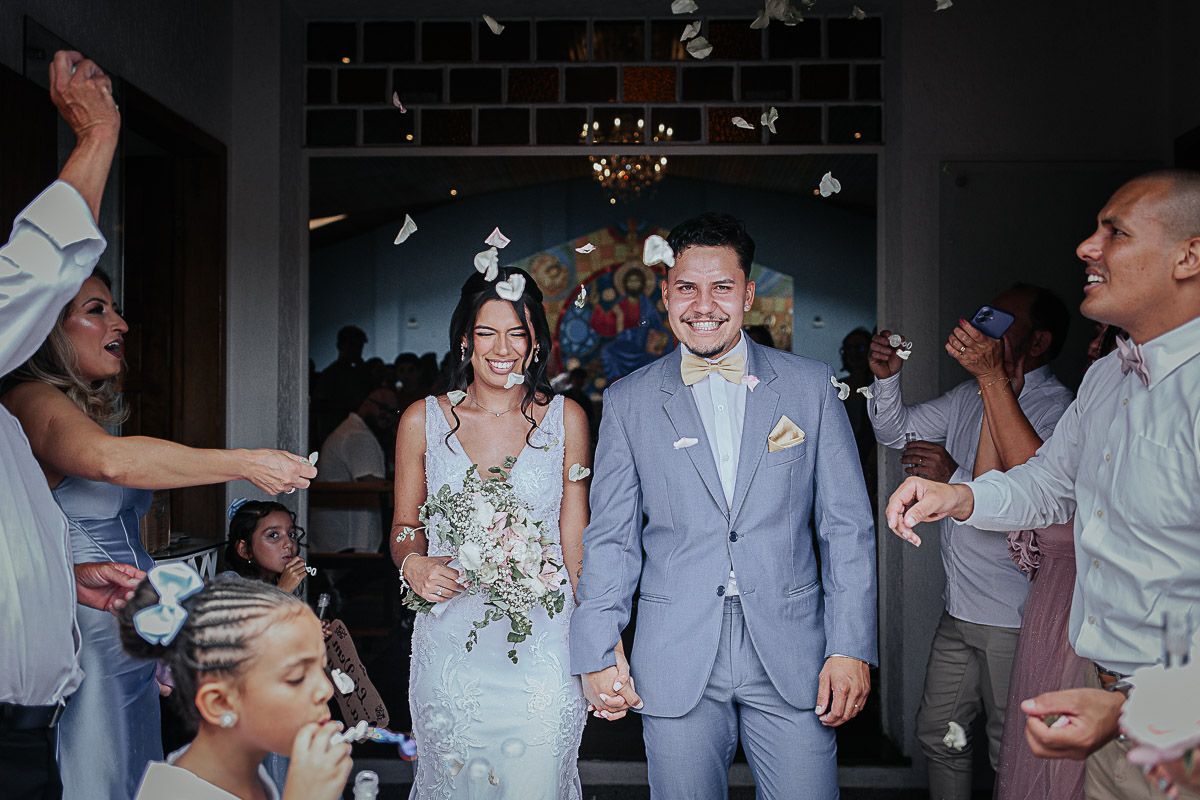 cerimonia de casamento pequeno em Curitiba - saída dos noivos com pétala de rosas
