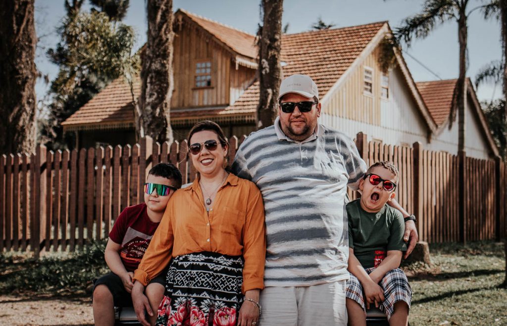 Retrato de família ao ar livre na colônia Alemã de Witmarsum