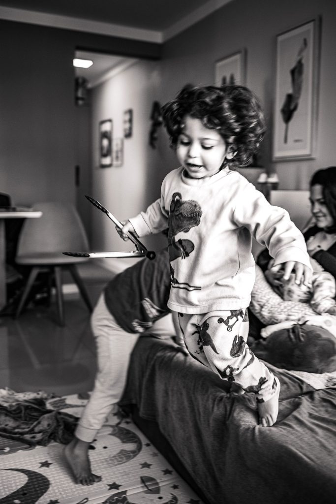 Fotógrafa de família em Curitiba - Fotografia documental / ensaio em casa .