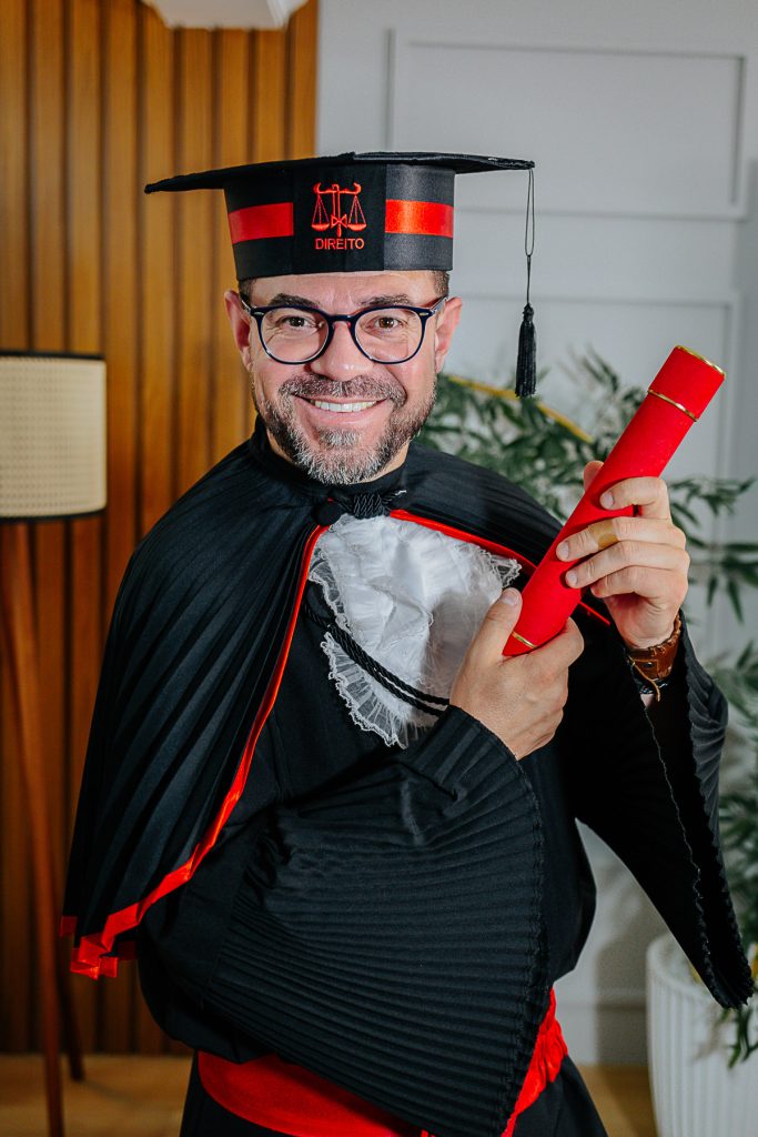 ensaio de formatura em Curitiba - Fotografia individual de formando em estúdio.