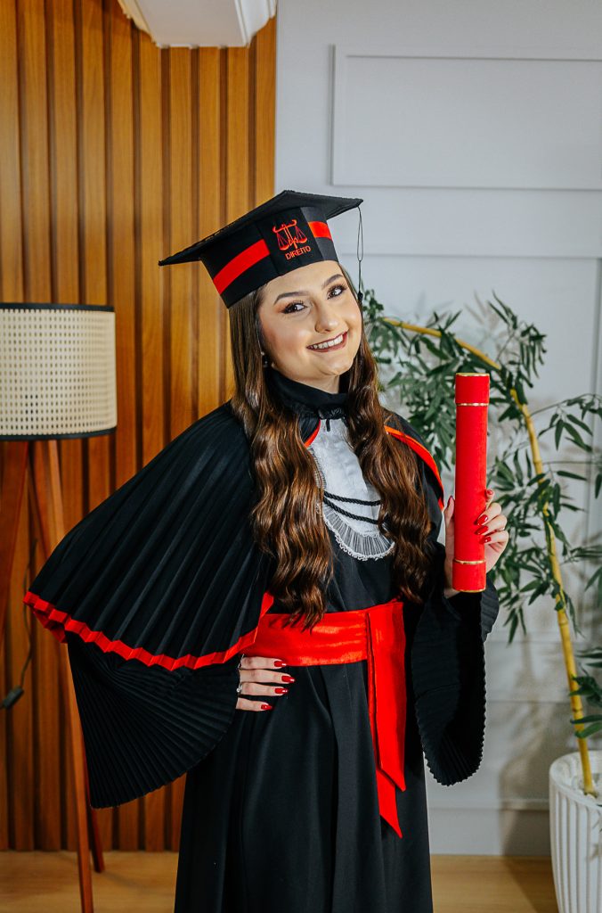 Ensaio fotográfico de formatura individual com foco na beca vermelha de Direito.