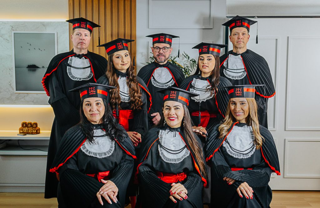 Grupo de formandos de Direito da faculdade posando juntos em estúdio de fotografia.