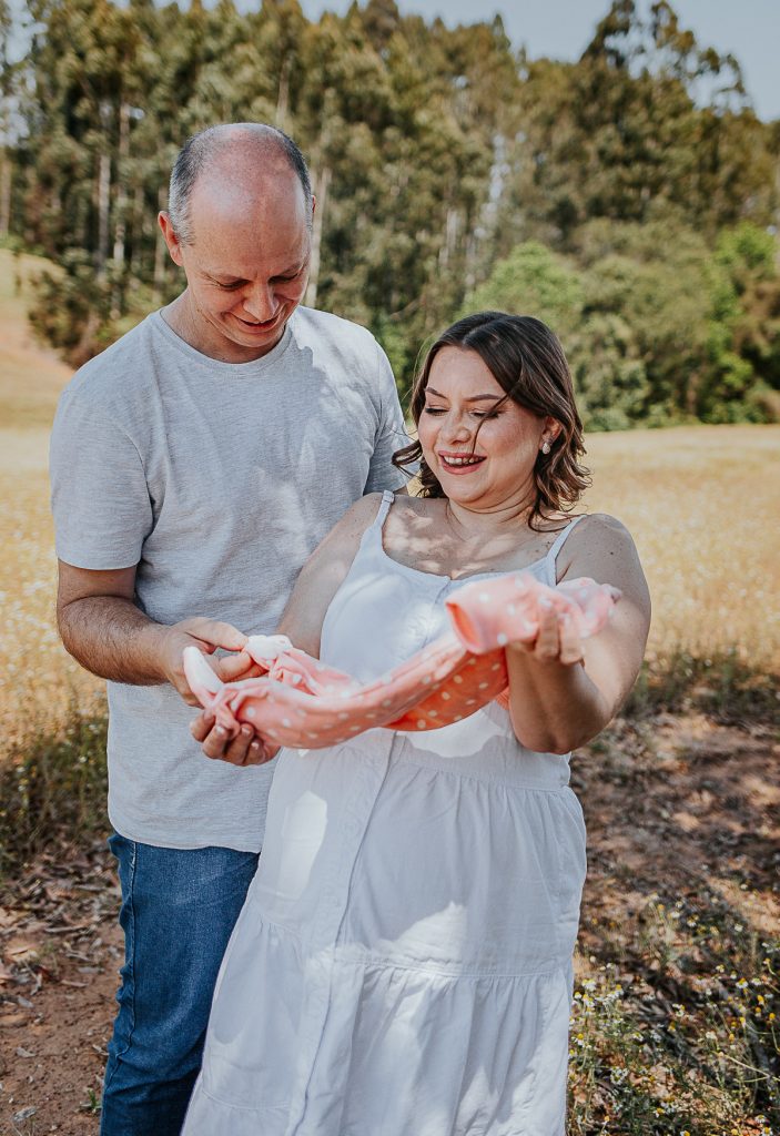 Ensaio de gestante ao ar livre nos campos de camomila em Curitiba.