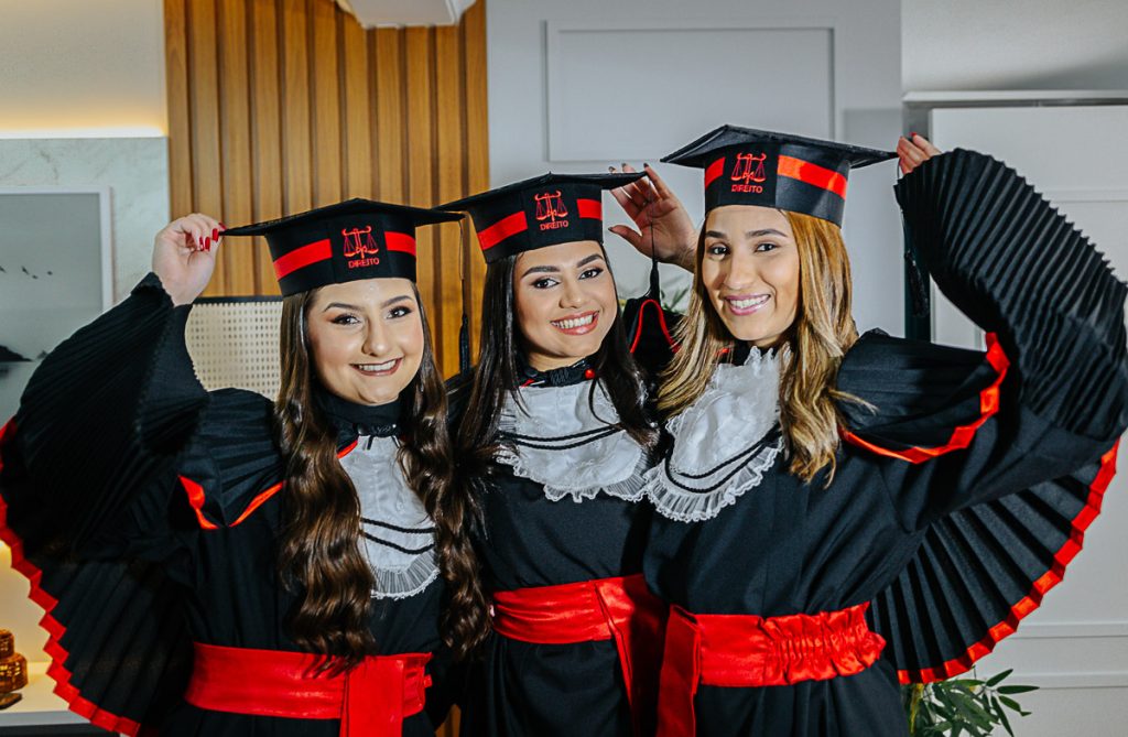 Ensaio de formandos em Curitiba - grupo com 3 formandas em fotografia de estúdio