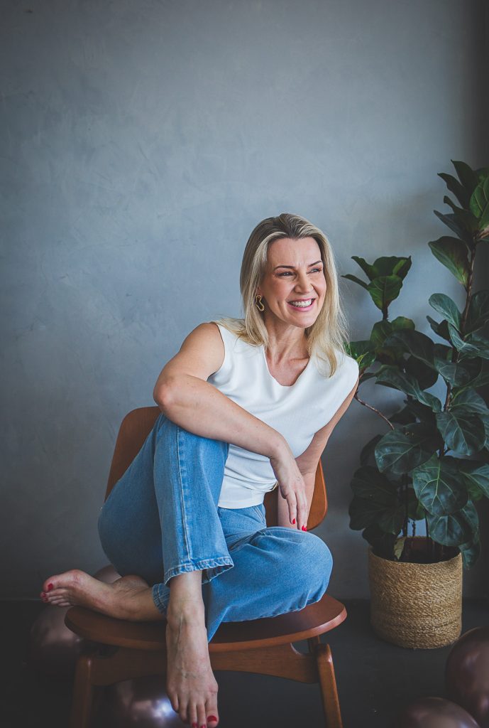 ensaio feminino em Curitiba - calça jeans e camiseta branca