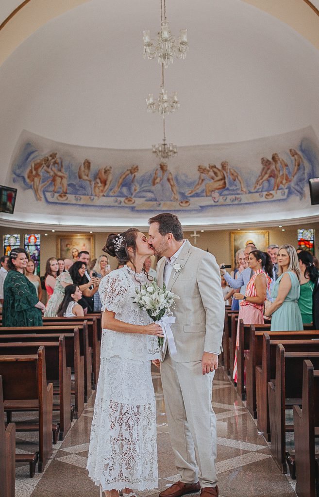 celebração de mini wedding em Curitiba - Paróquia Vila Izabel - noivos se beijando na saída