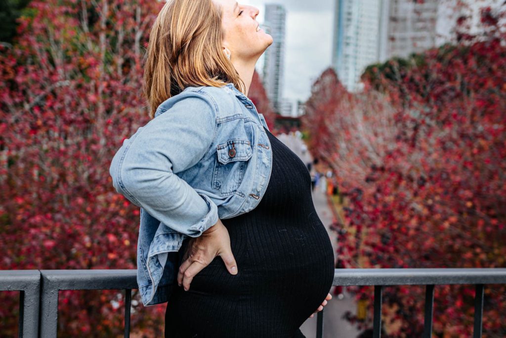 Grávida em ensaio de gestante em Curitiba na temporada de platano na rua do Outono