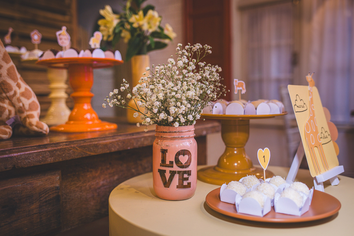Detalhes da mesa de doces com estética de "casa de vó" em Curitiba.