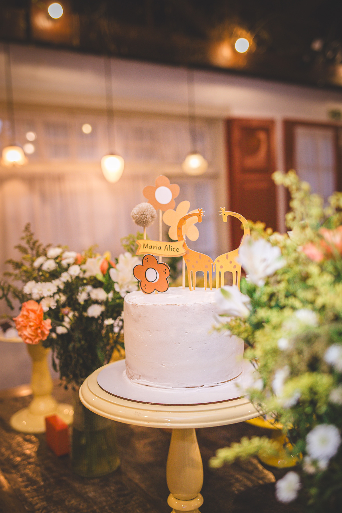 Registro de aniversário infantil com luz natural no Flor de Quintal, Curitiba.