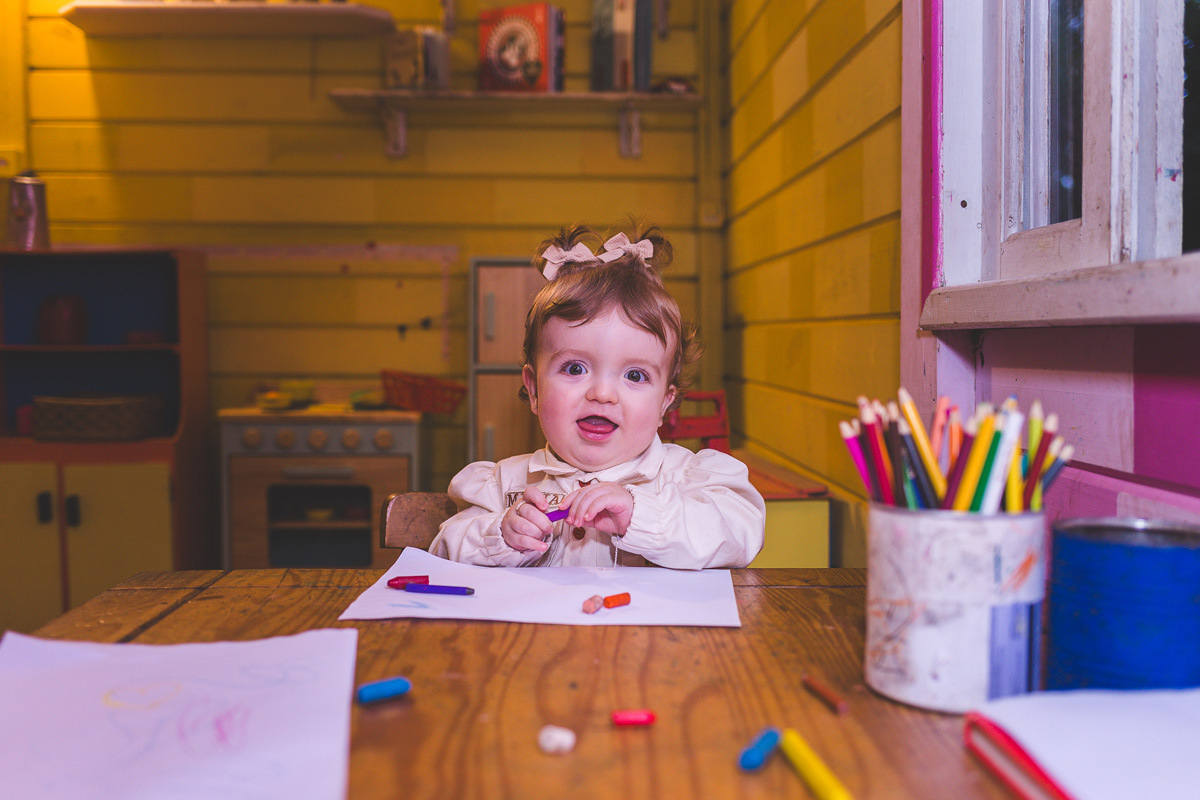 Maria Alice brincando de forma espontânea em seu aniversário de 1 ano.
