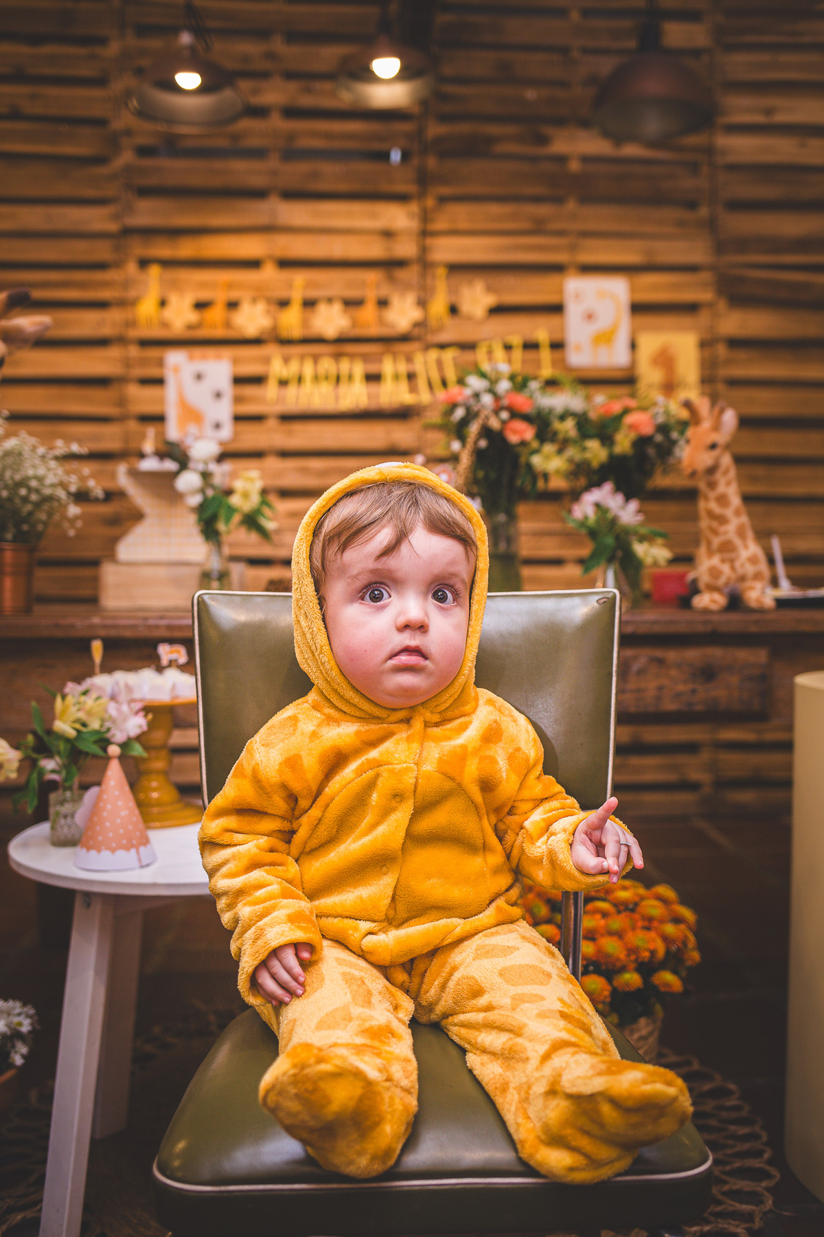Fotografia de festa infantil no Flor de Quintal em Curitiba com estilo documental. Tema girafa