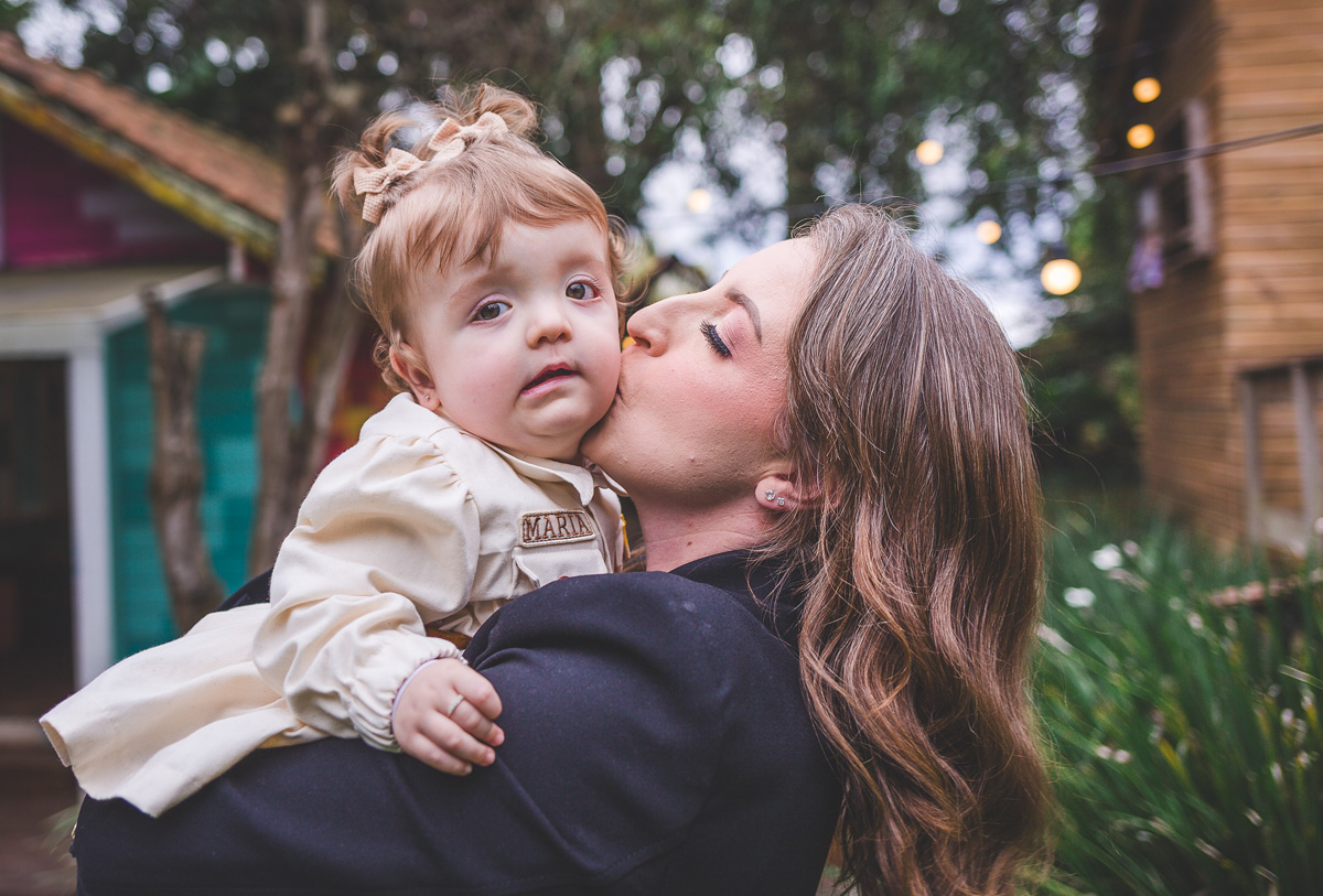 Detalhe da Maria Alice interagindo com a família em Curitiba.