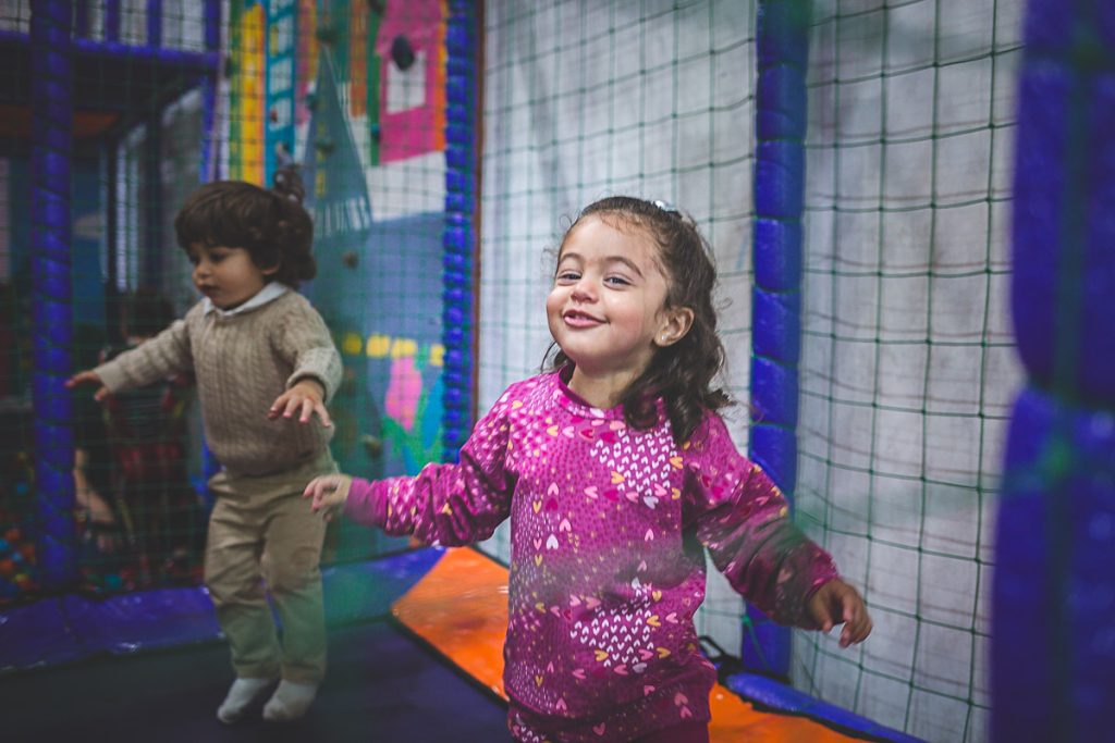 Fotografia de criança em festa de aniversário em Curitiba