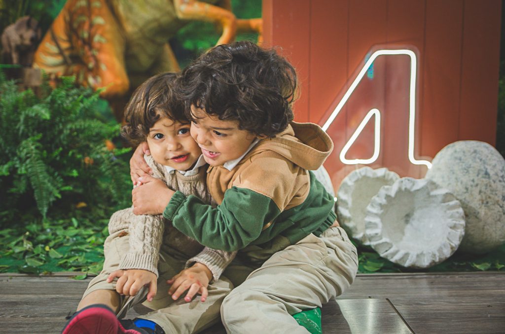 Abraço de irmãos na festa infantil em Curitiba