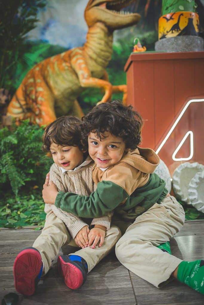Fotografia de aniversário infantil - irmãos se abraçando antes do parabéns