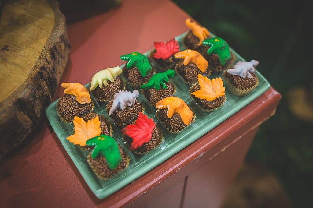 Decoração de festa infantil em Curitiba com brigadeiros de dinossauros