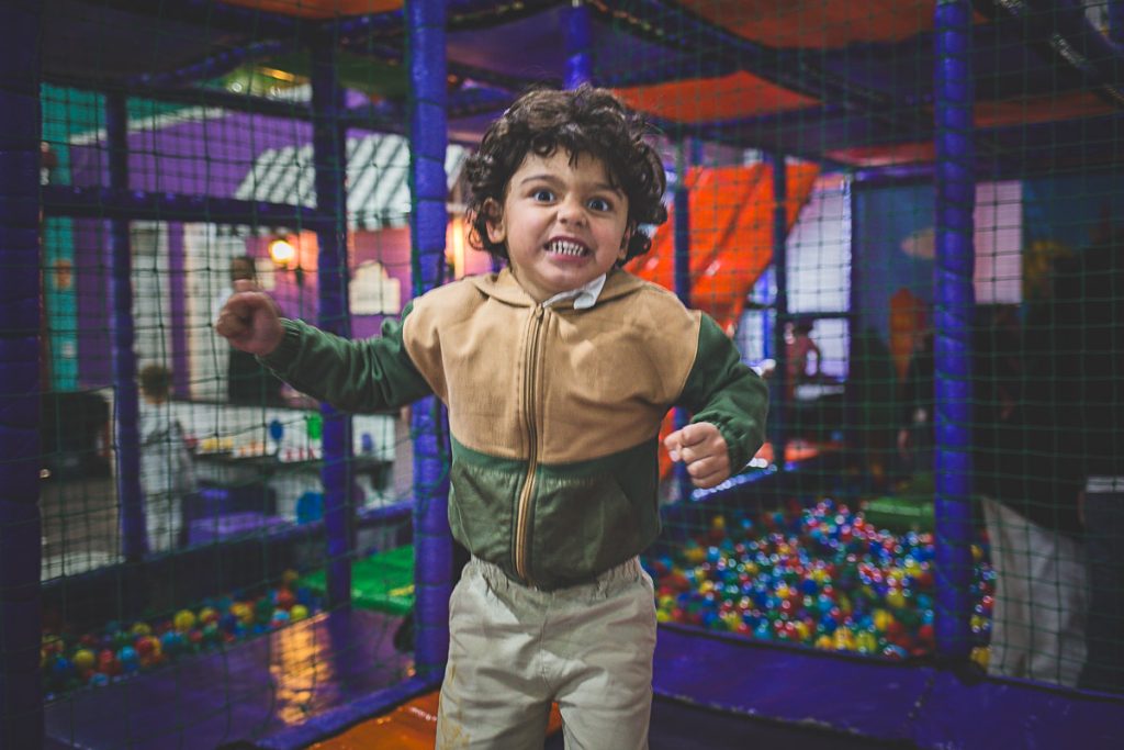 Aniversario infantil Menino brincando no pula pula em Curitiba na sua festa infantil