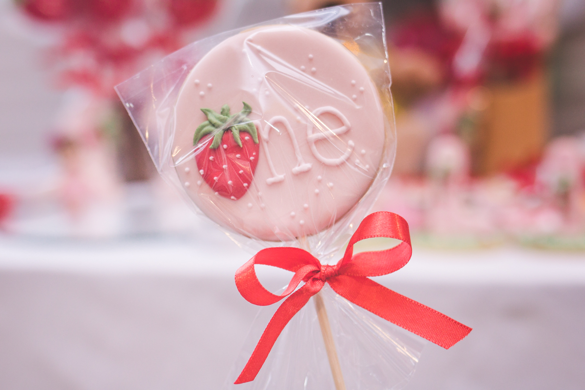 festa em casa: aniversário de 1 ano do bebê - bolachas personalizadas para comemorar no ensaio fotográfico