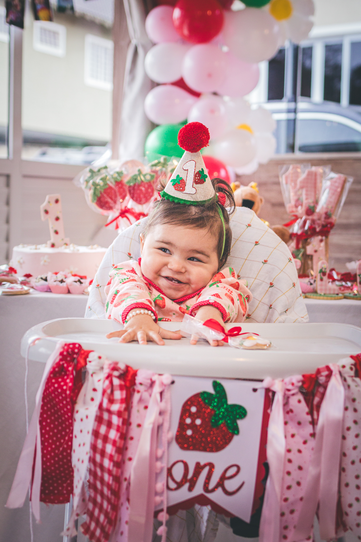 Eliza se divertido na sua festa em casa, no seu ensaio fotográfico de aniversário de 1 ano