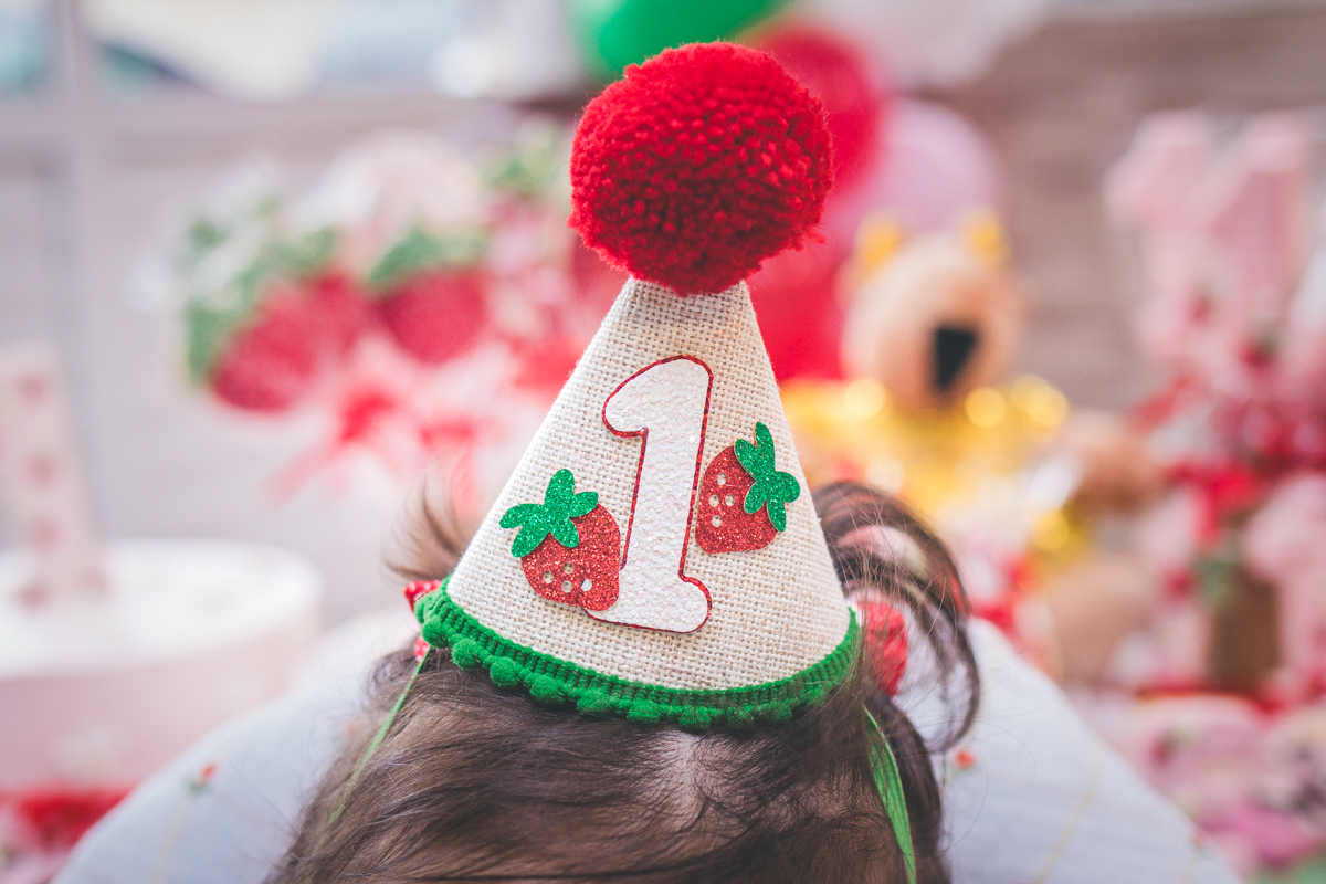 ensaio fotográfico em Curitiba para bebês de 1 ano, com chapeuzinho fofo pra celebrar