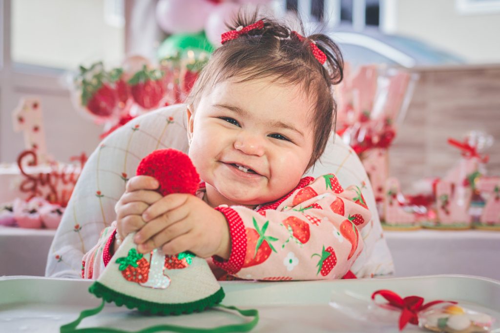 bebê posando para as fotos do se ensaio fotográfico em Curitiba