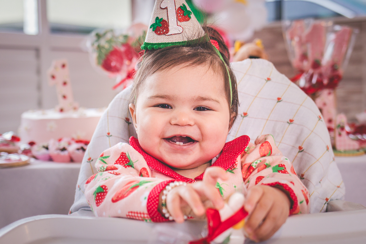 Bebê sorrindo para a câmera em ensaio lifestyle em Curitiba