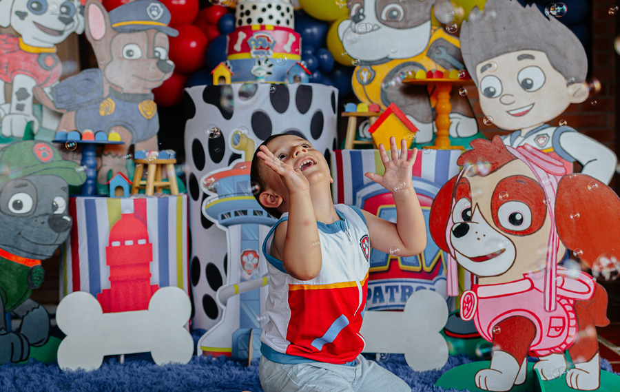 Leo na sua festa em casa brincando com as bolinhas de sabão . Fotógrafa de Festa Infantil em Curitiba : Rubia Rocha Fotografia
