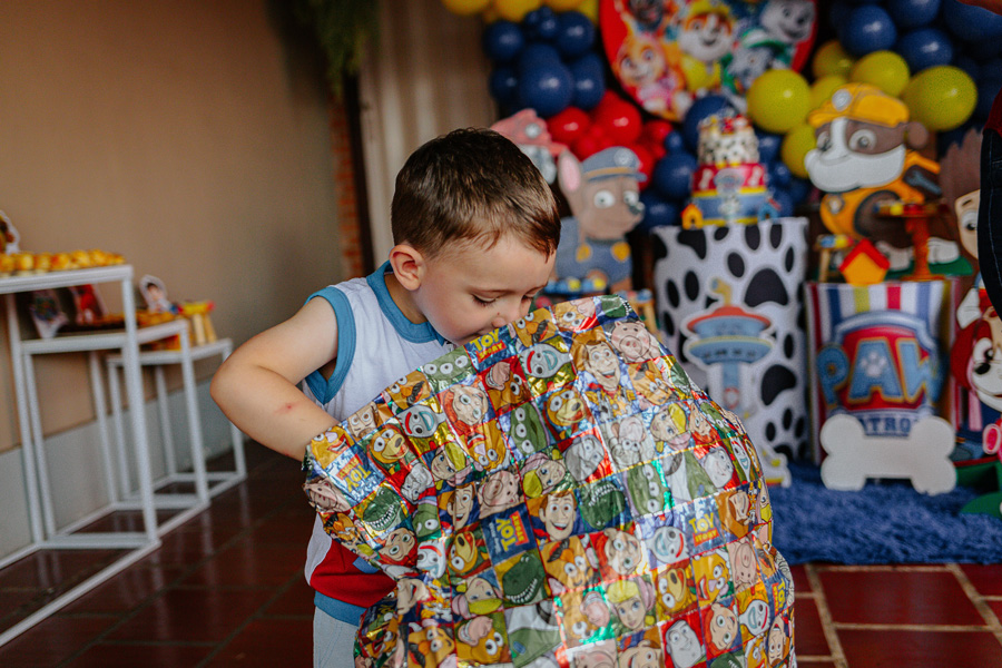 Leo (3 anos) abrindo seus presentes no meio da festa em casa em Curitiba