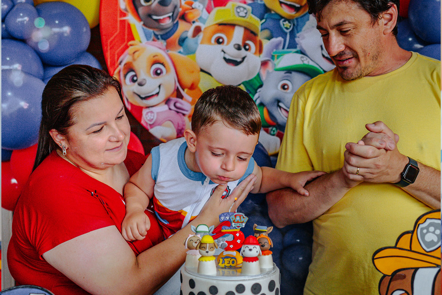 Momento do Parabéns: Leo (3 anos) apaga a vela de Patrulha Canina em festa em casa Curitiba.