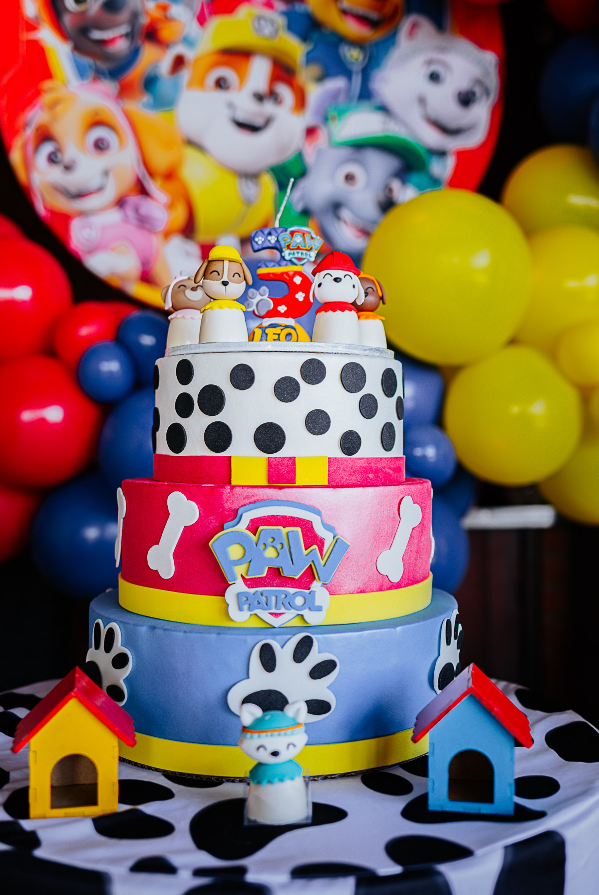 Festa infantil em casa Curitiba: Leo celebra 3 anos com decoração Patrulha Canina.