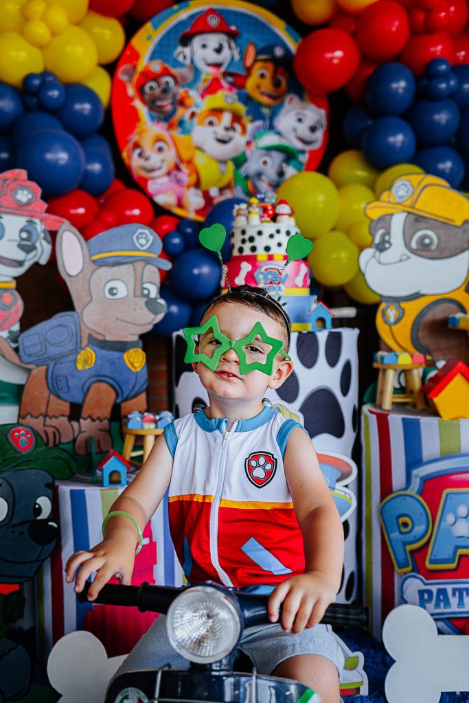 Leo (3 anos) na sua festa em casa em Curitiba, posando para a fotógrafa de festa infantil super a vontade