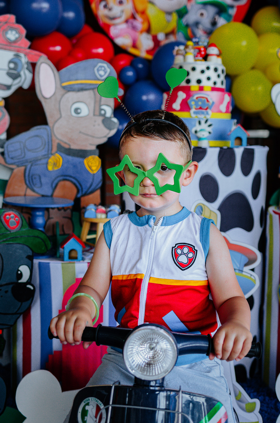 Festa infantil em casa em Curitiba com decoração da patrulha canina com direito a pose do Leo em seu aniversário de 3 anos no tema patrulha canina