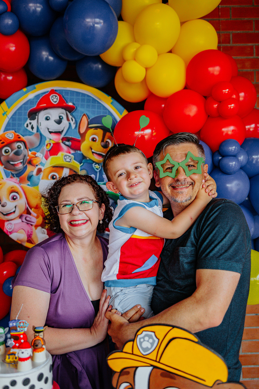 Leo e seus padrinhos posando para as fotos da sua festa infantil em casa em Curitiba