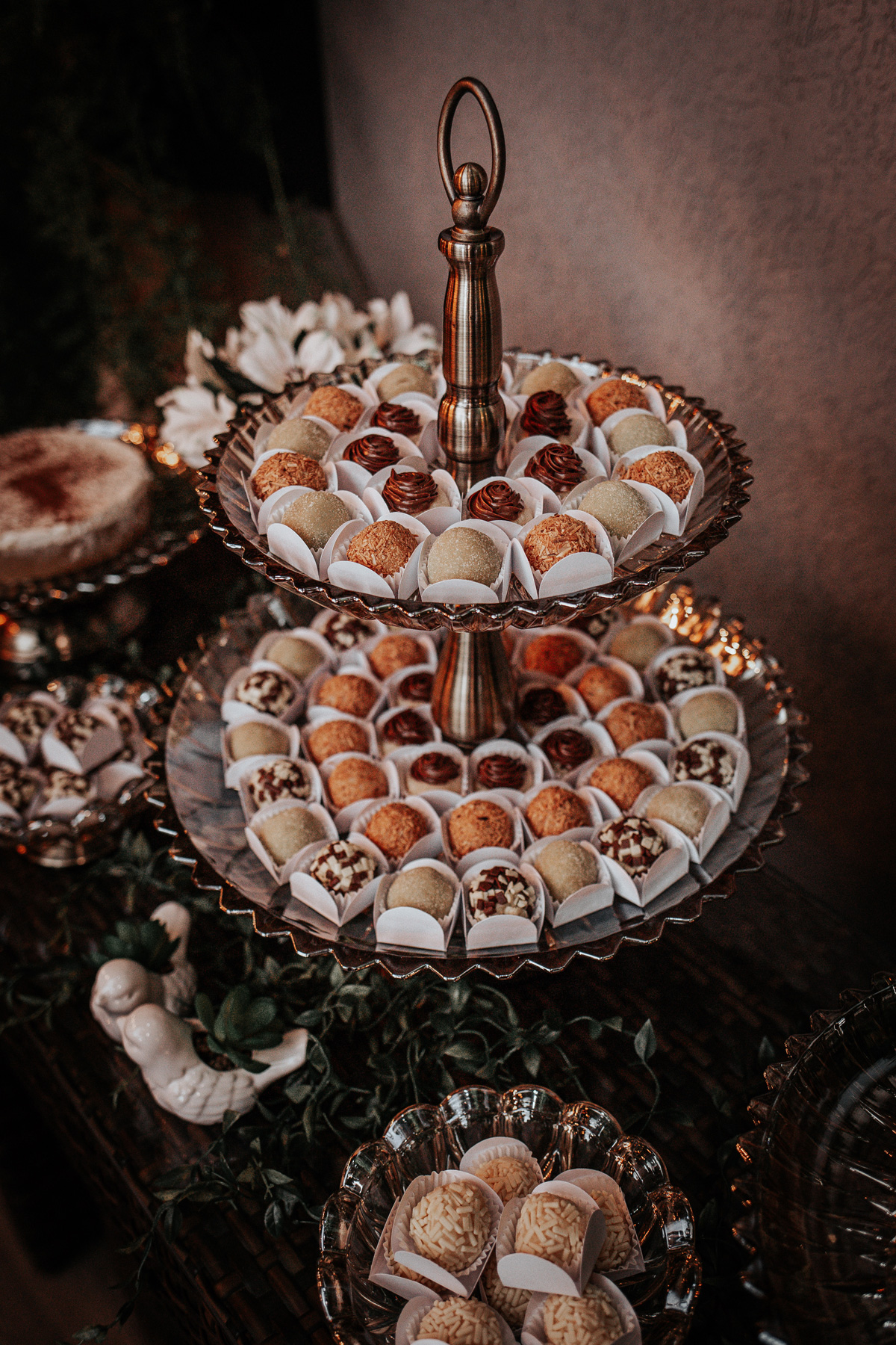 Docinhos gourmet da Cheia de Graça Patisserie em mesa decorada para jantar de padrinhos em Curitiba.