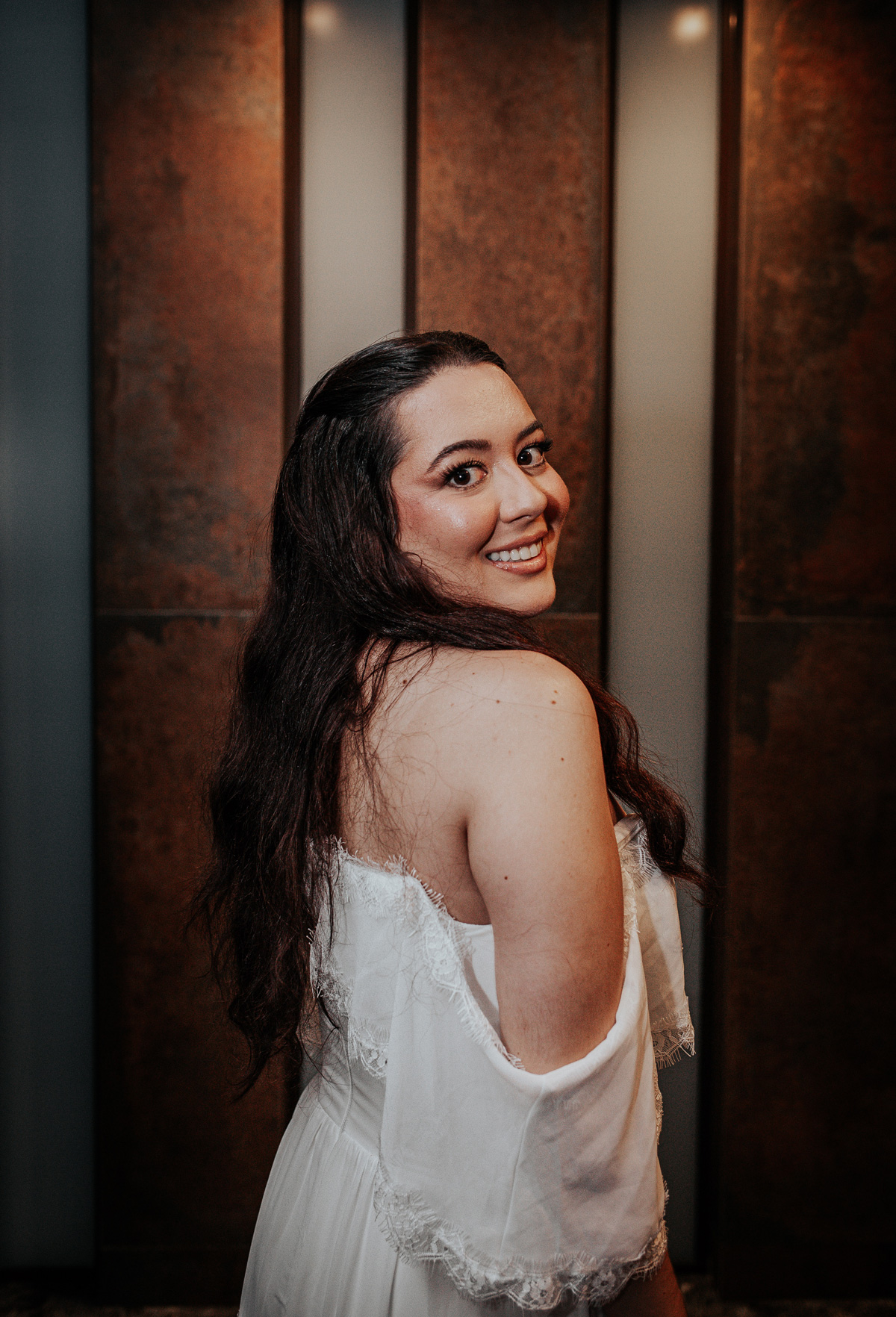 Noiva usando vestido da Koji Store e sapato Schutz em jantar pré-wedding em Curitiba.