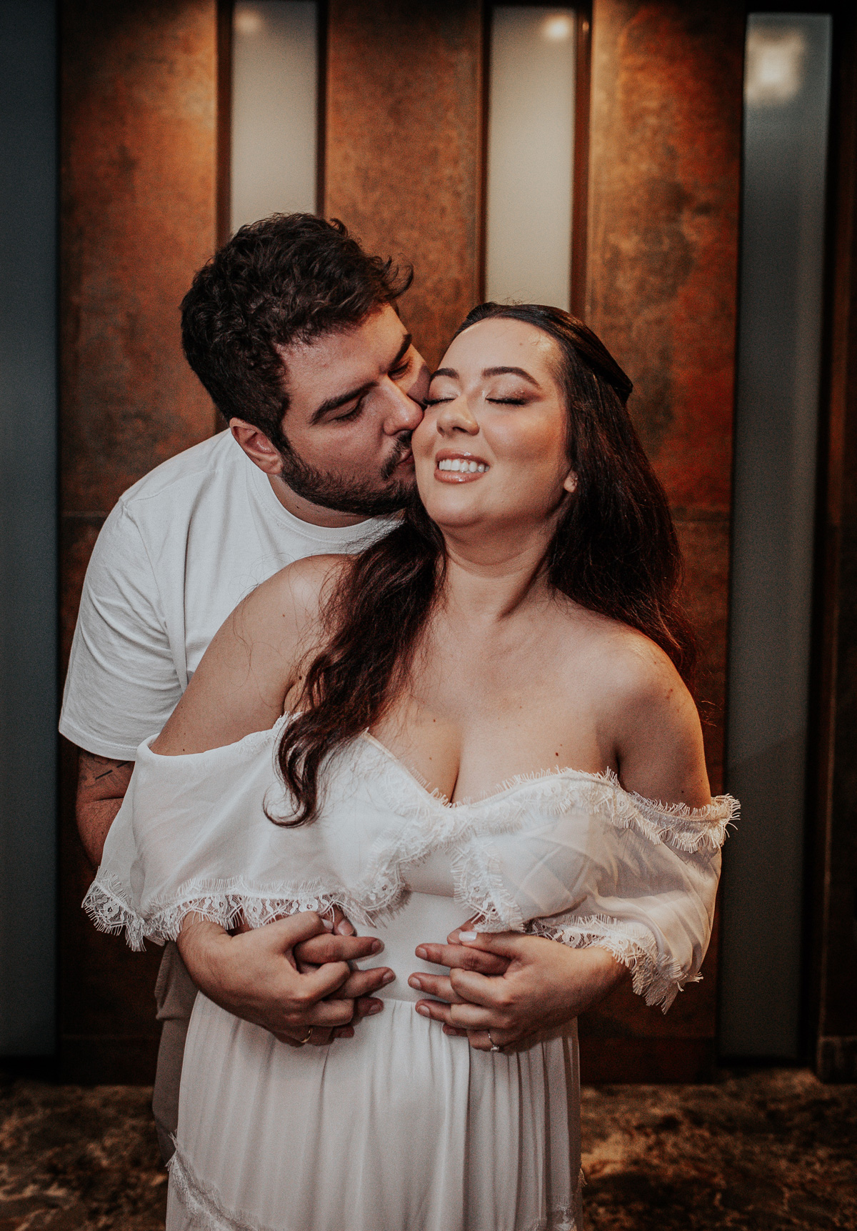Registro fotográfico de casal em jantar para padrinhos de casamento em Curitiba