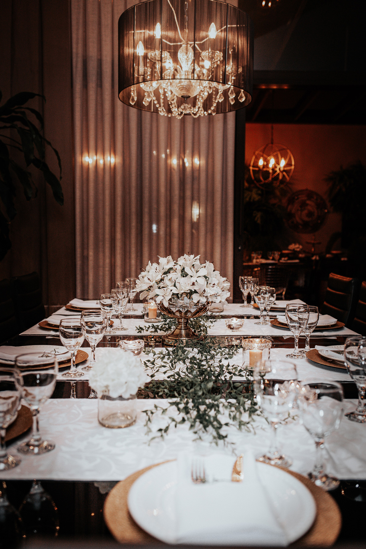 Decoração de mesa posta para mini wedding intimista em Curitiba com arranjos florais brancos.