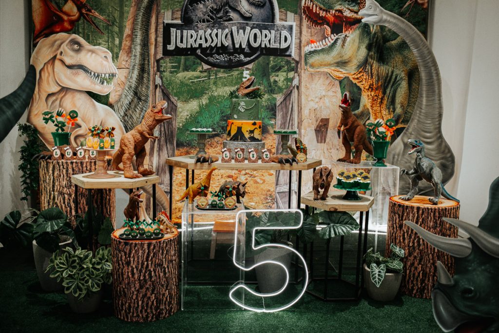 Decoração completa de festa infantil tema Jurassic Park e dinossauros no Buffet Girafa de Gravata em Curitiba