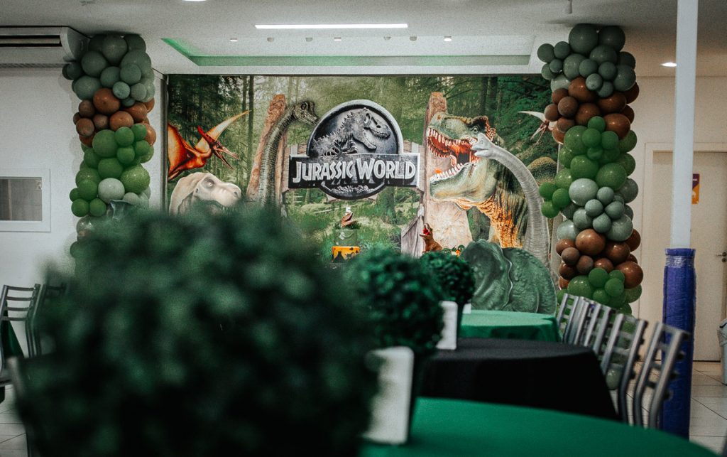 Salão do Buffet infantil Girafa de Gravata decorado para festa de menino com o tema dinossauros.