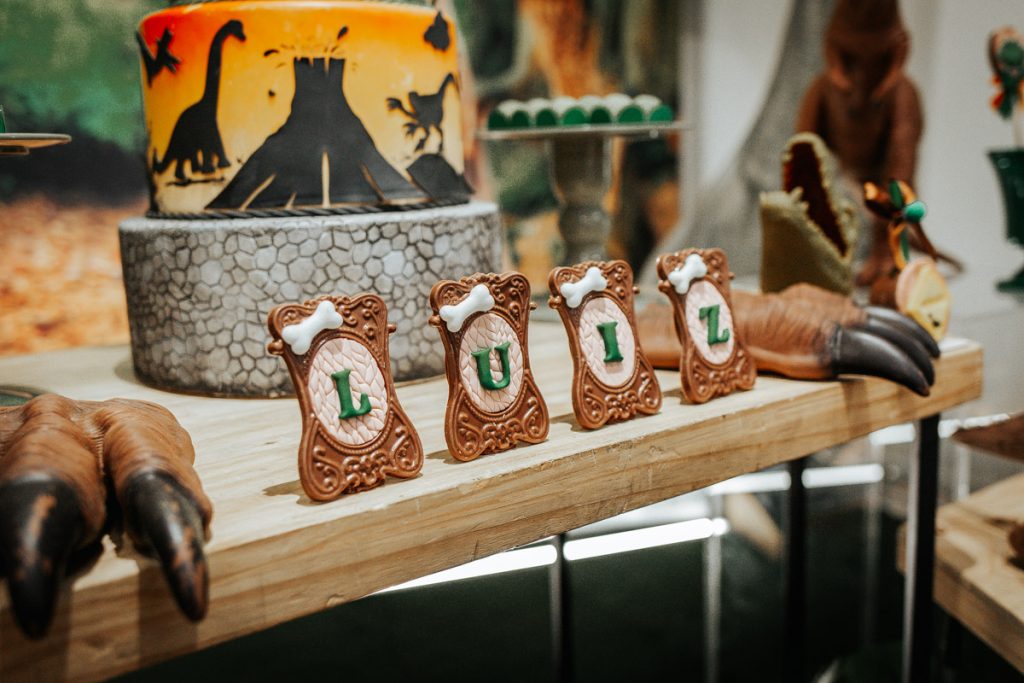 Detalhes da mesa de doces e lembrancinhas personalizadas para festa de aniversário de 5 anos tema Jurassic Park