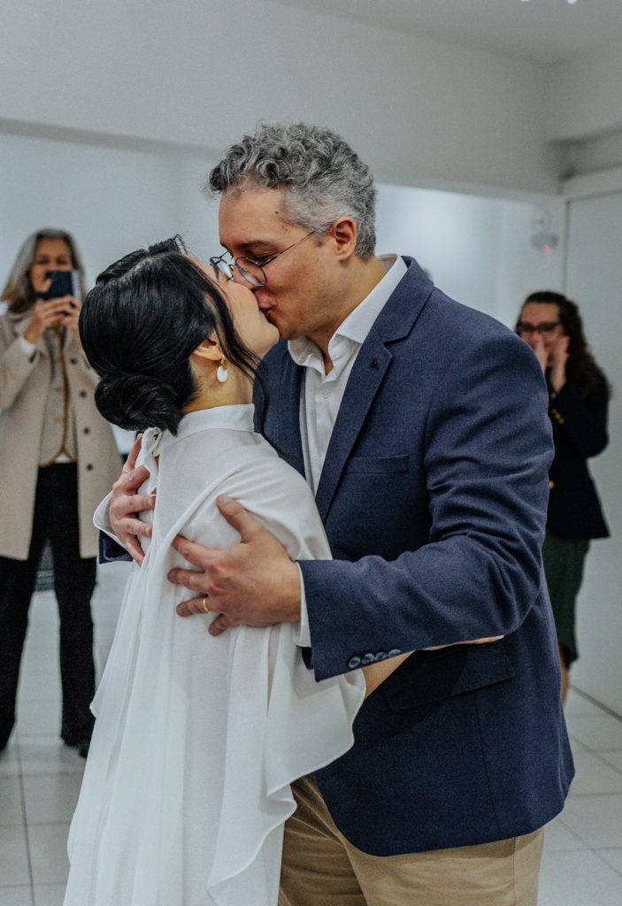 noivos em cerimônia de casamento civil em Curitiba