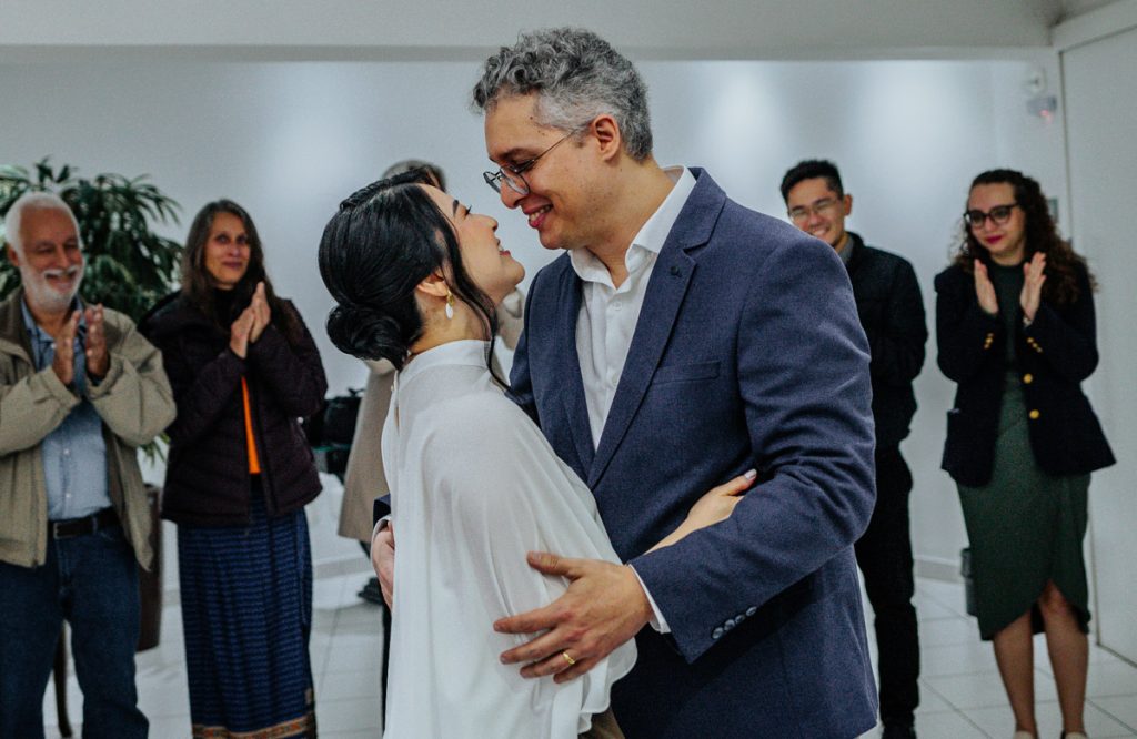Noivos casando no Cartório do Portão