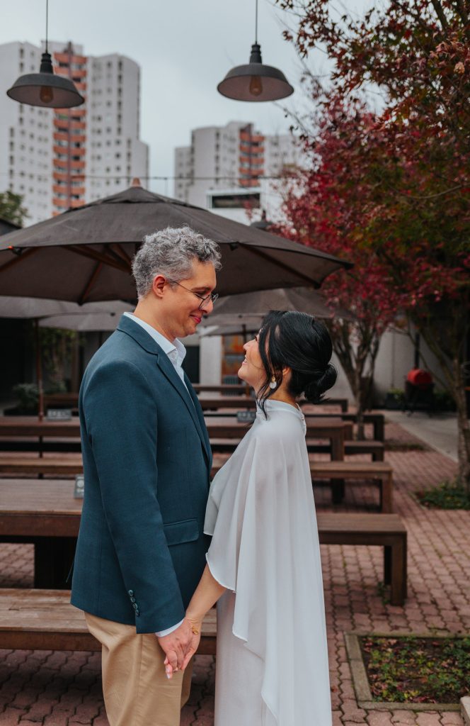 Noivos posando para fotos no dia do casamento civil em Curitiba