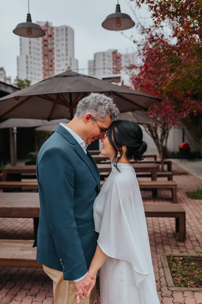 foto dos noivos em casamento simples em Curitiba