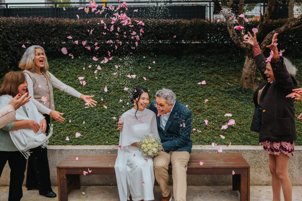 chuva de arroz em casamento civil no cartório do portão