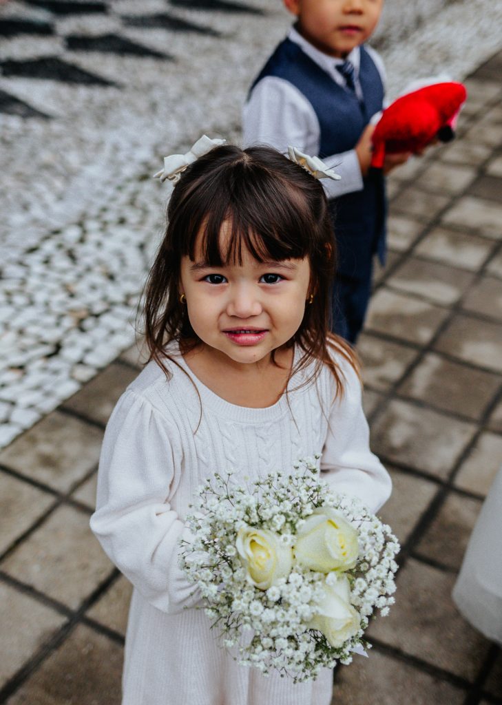 daminha com buquê de flores brancas em casamento civil em curitiba