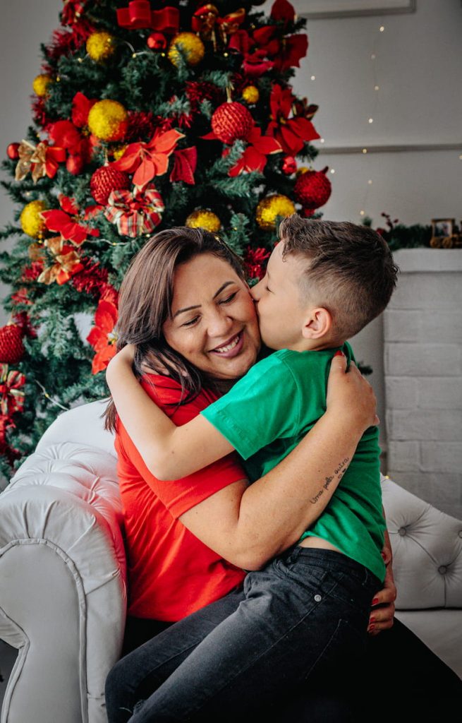 Abraço carinhoso de mãe e filho durante ensaio de natal em Curitiba