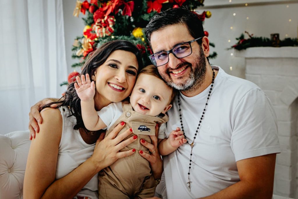 Bebê sorrindo espontaneamente durante ensaio de natal em Curitiba.