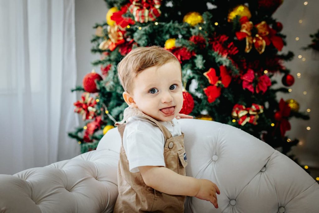 Bebê posando pra foto espontaneamente durante ensaio de natal em Cutitiba
