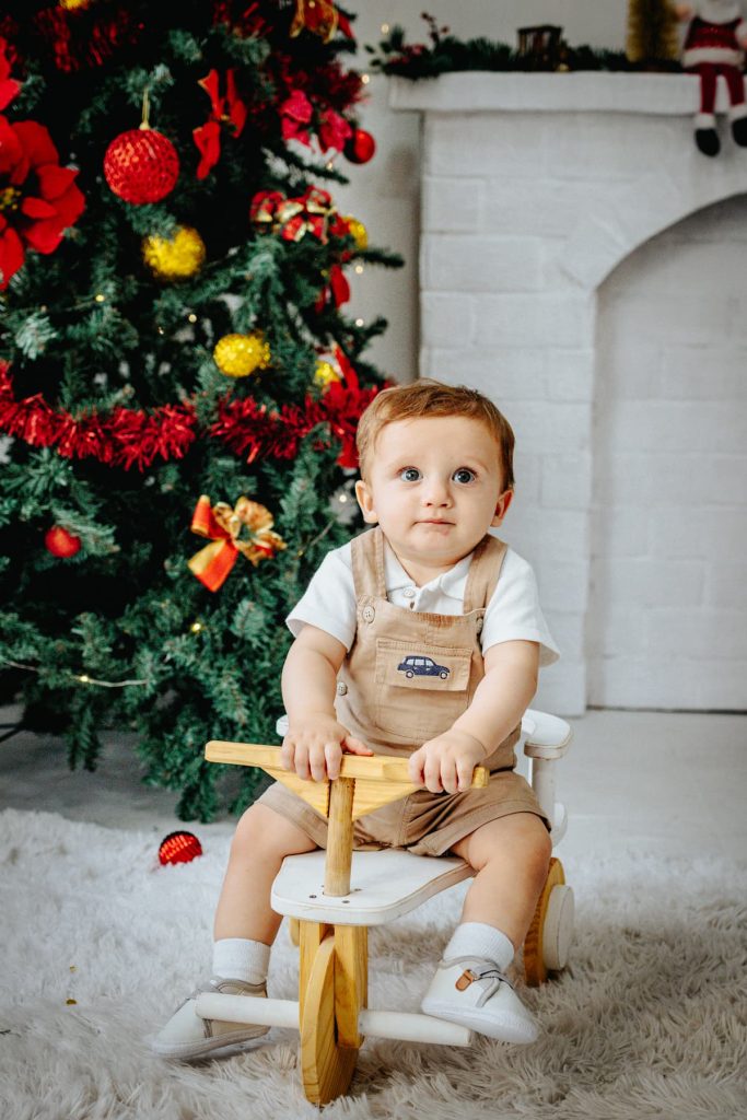 fotos naturais de criança brincando em cenário de natal em Curitiba